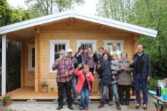 Anstoßen aufs neue Gaidt Gartenhaus - als echtes Generationentreffen